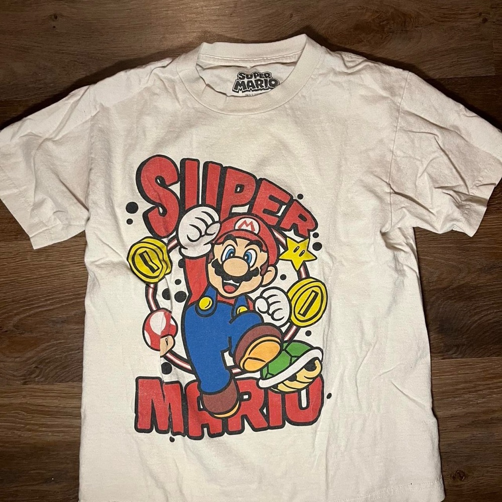 Vintage looking súper Mario shirt size S